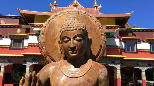 Training in the path of the bodhisattva with guided meditations